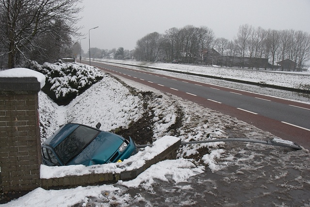 2010/23/20100124 005 Auto te water Hoofdweg.jpg